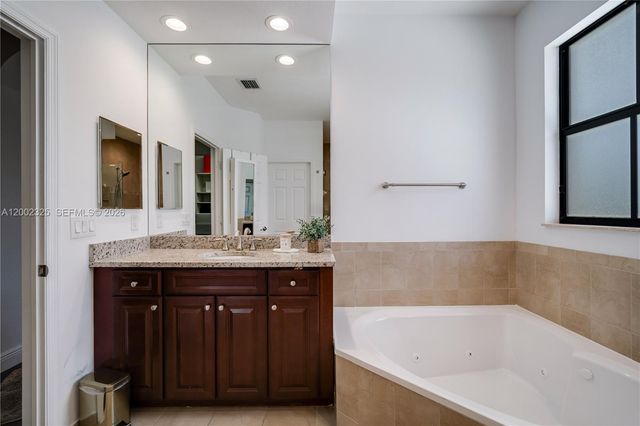 10045 NW 86th Ter, Doral, FL 33178