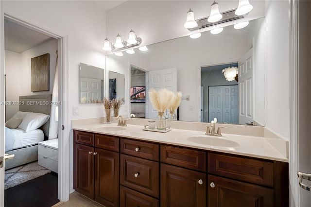 10045 NW 86th Ter, Doral, FL 33178