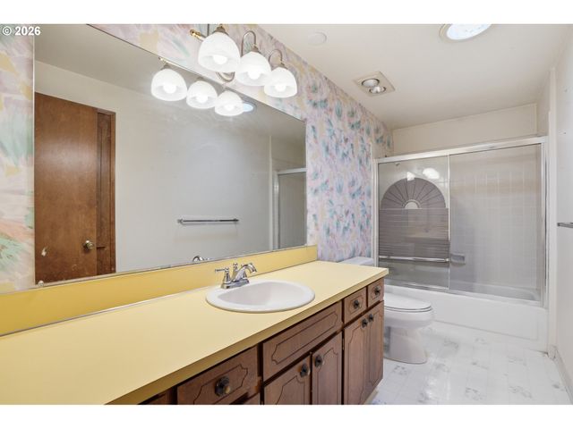 17300 TIMOTHY Way, Gladstone, OR 97027