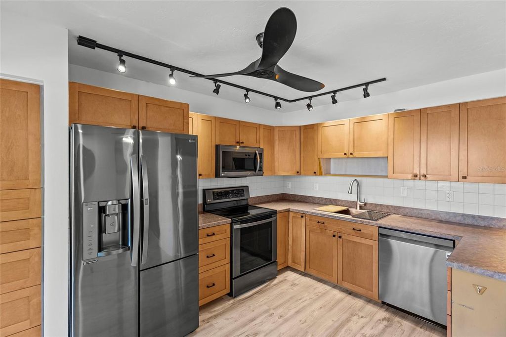 Image 11 of property listing at 1636 BROOKHOUSE DRIVE 230, Sarasota, FL 34231