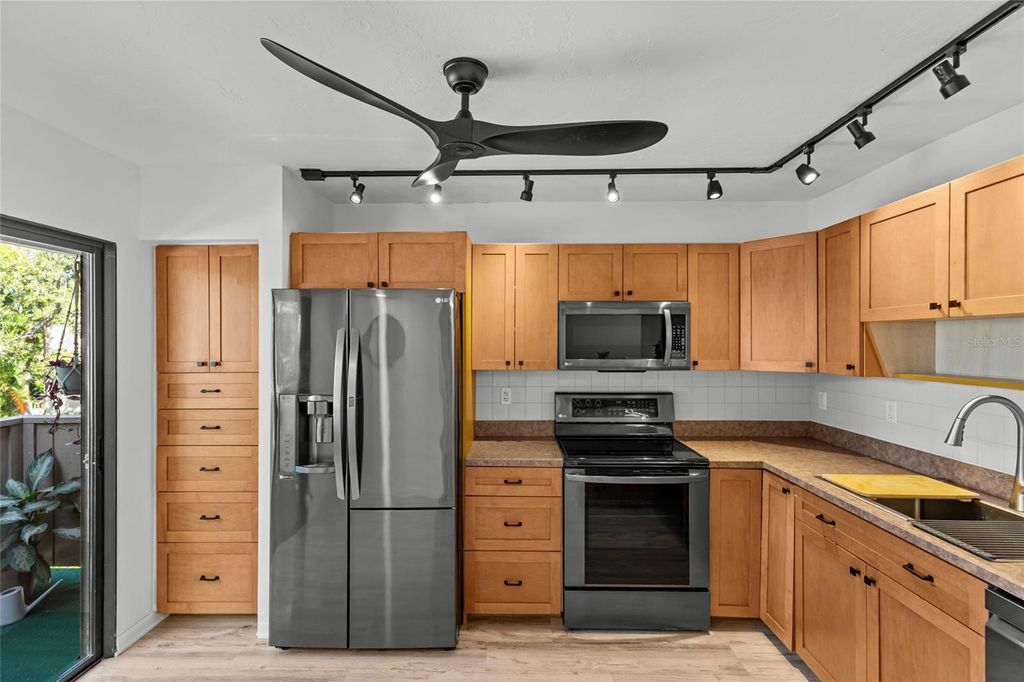 Image 10 of property listing at 1636 BROOKHOUSE DRIVE 230, Sarasota, FL 34231