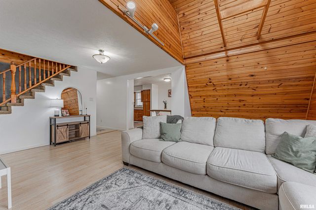 6897 N Cantrall Creek Road, Cantrall, IL 62625