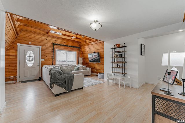 6897 N Cantrall Creek Road, Cantrall, IL 62625