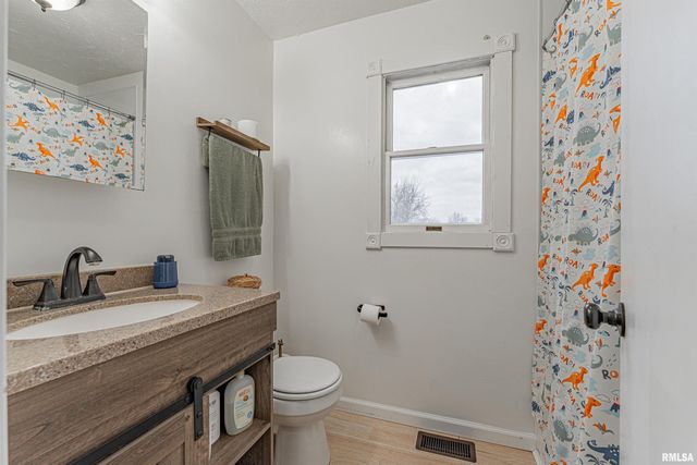 6897 N Cantrall Creek Road, Cantrall, IL 62625