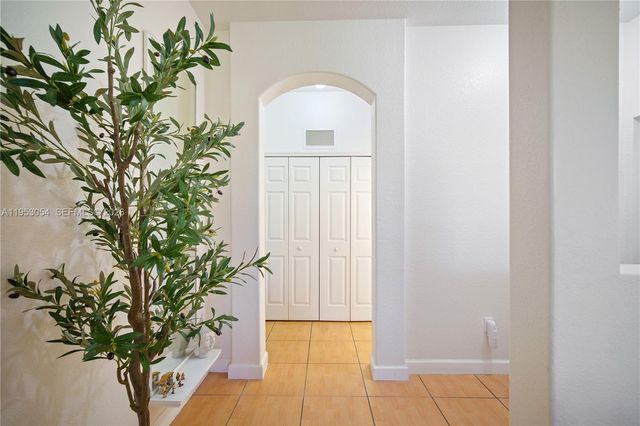 10242 NW 7th St 209, Miami, FL 33172