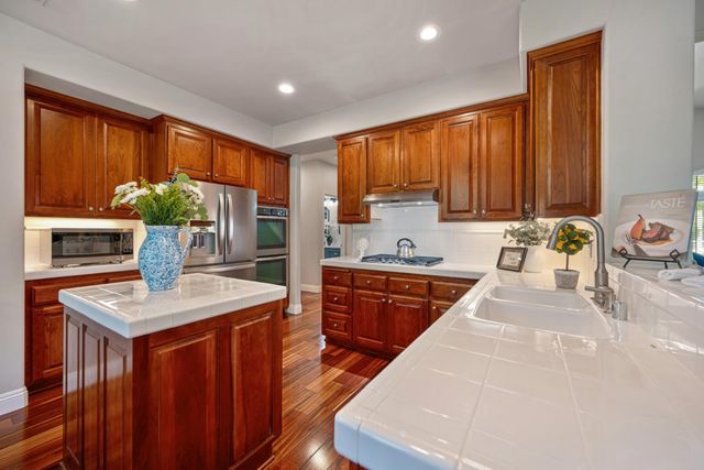 11705 Gold Parke Ln, Gold River, CA 95670