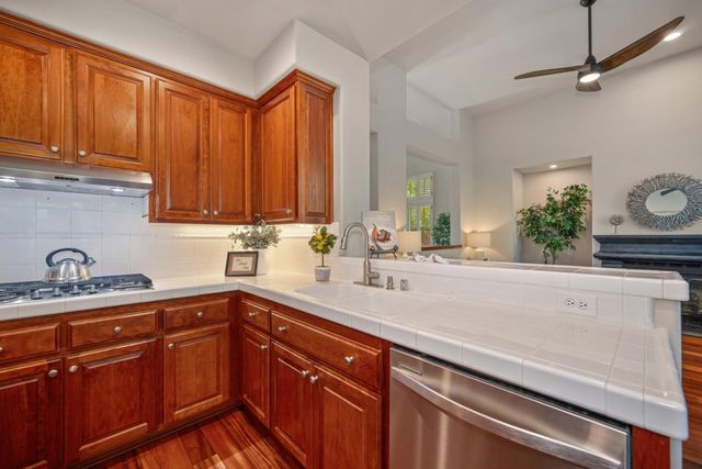 11705 Gold Parke Ln, Gold River, CA 95670