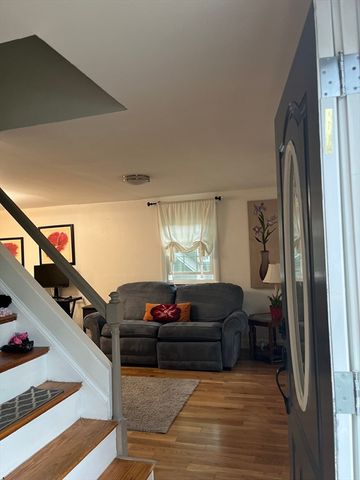 4 Robin Rd, Billerica, MA 01821