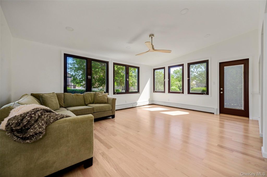 190 W Waukena Avenue, Oceanside, NY 11572 — photo 5