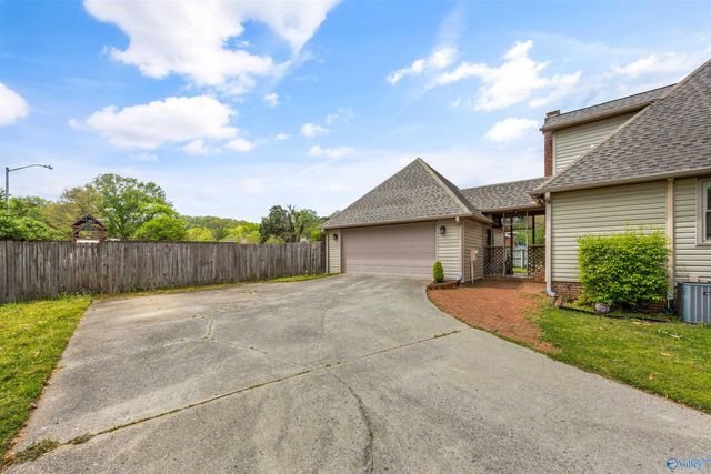 9700 Welch Circle SE, Huntsville, AL 35803