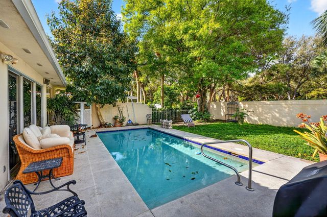 217 E Tall Oaks Circle, Palm Beach Gardens, FL 33410