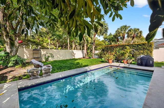 217 E Tall Oaks Circle, Palm Beach Gardens, FL 33410