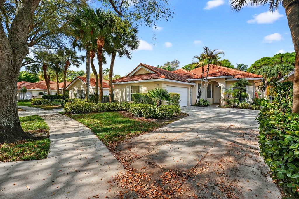 217 E Tall Oaks Circle, Palm Beach Gardens, FL 33410