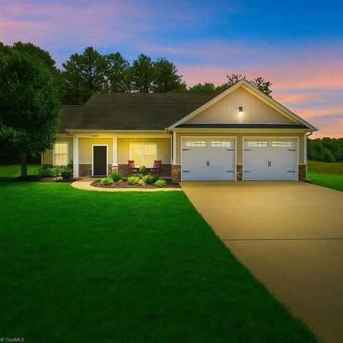 2100 Waterford Pointe Road, Lexington, NC 27292