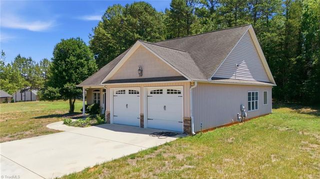 2100 Waterford Pointe Road, Lexington, NC 27292