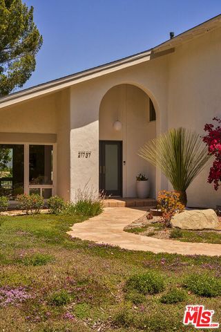 21737 Woodland Crest Drive, Woodland Hills, CA 91364