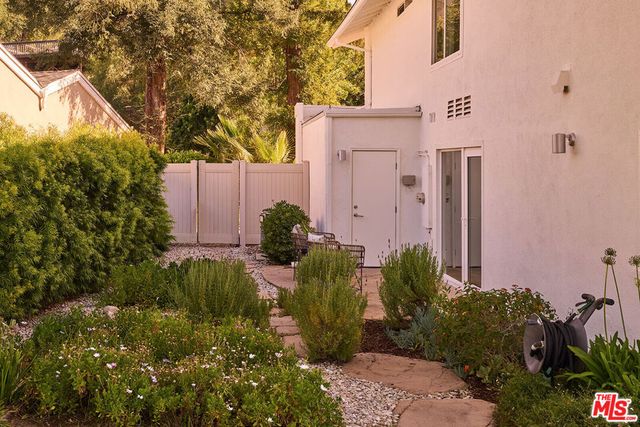 21737 Woodland Crest Drive, Woodland Hills, CA 91364