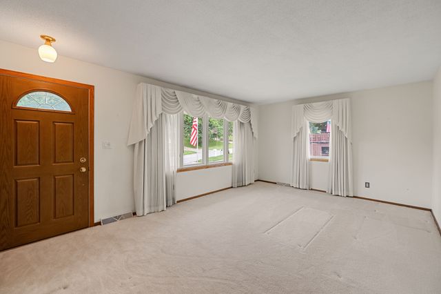 4601 Fairview Drive, Pleasant Hill, IA 50327