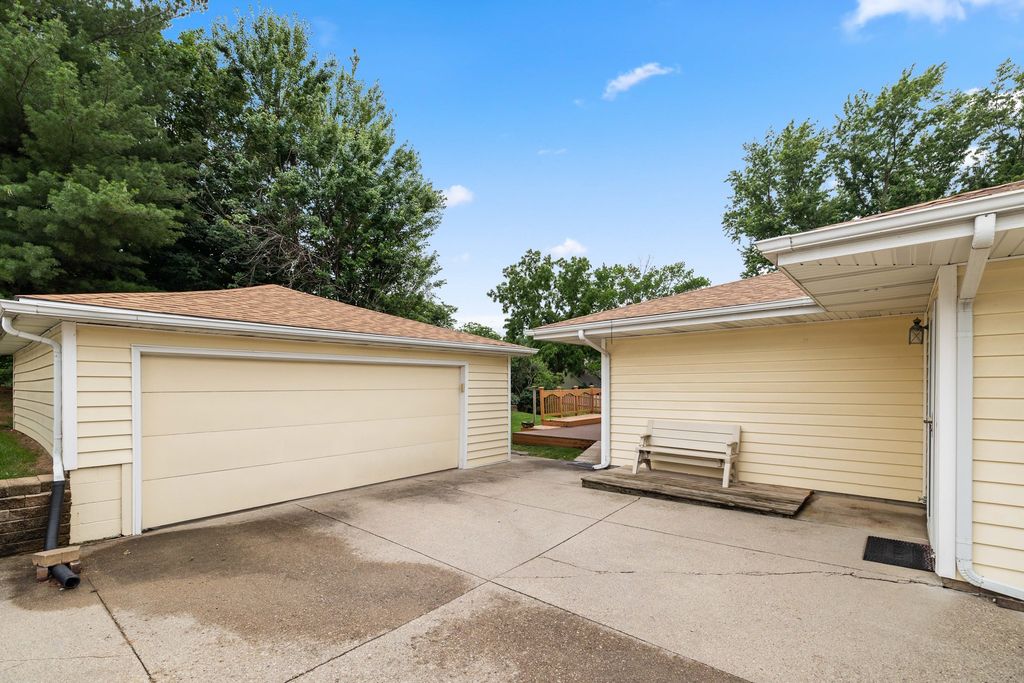 4601 Fairview Drive, Pleasant Hill, IA 50327