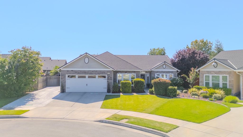 Image 1 of property listing at 433 Villa Cove Court, Tulare, CA 93274