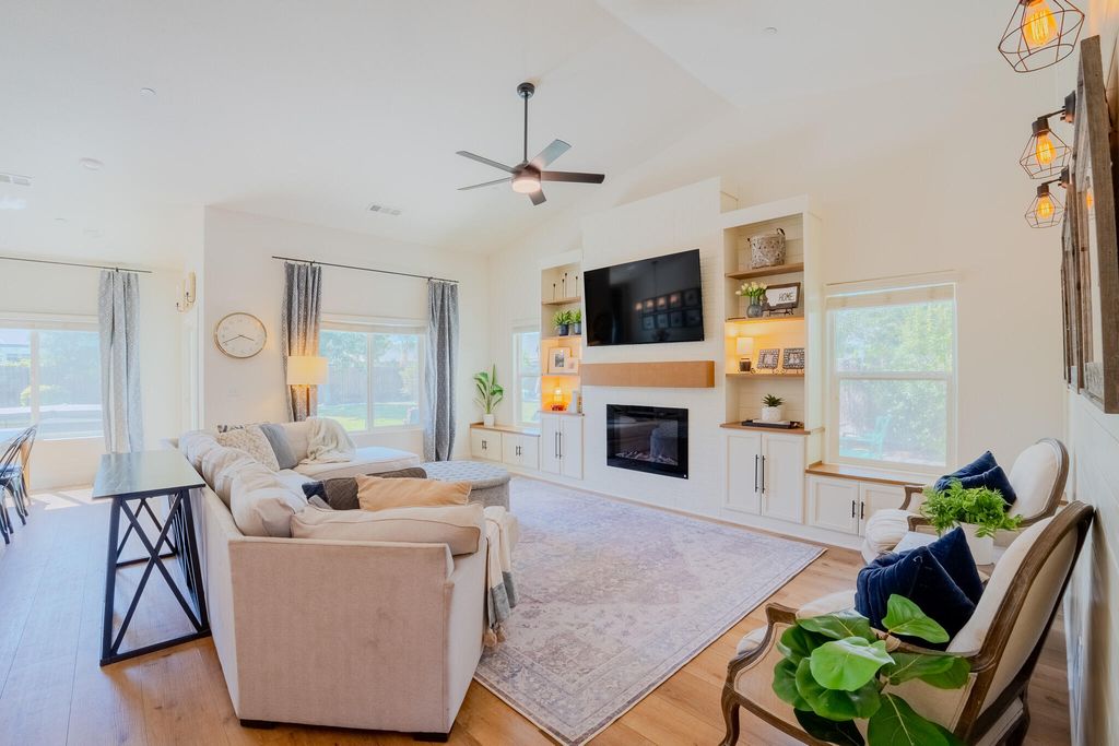 Image 11 of property listing at 433 Villa Cove Court, Tulare, CA 93274