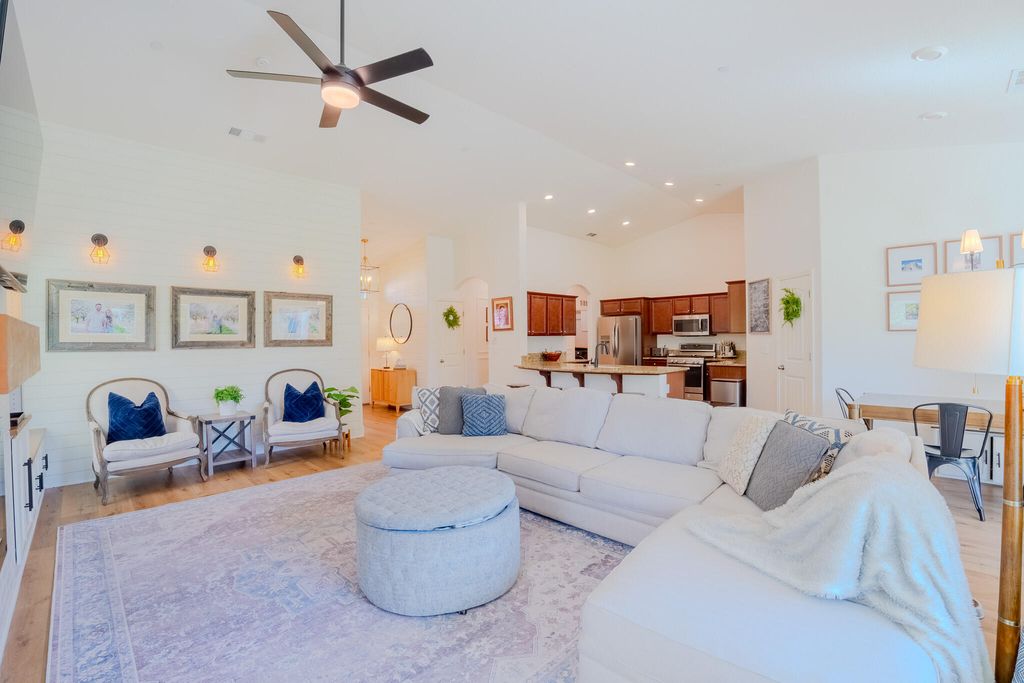 Image 12 of property listing at 433 Villa Cove Court, Tulare, CA 93274