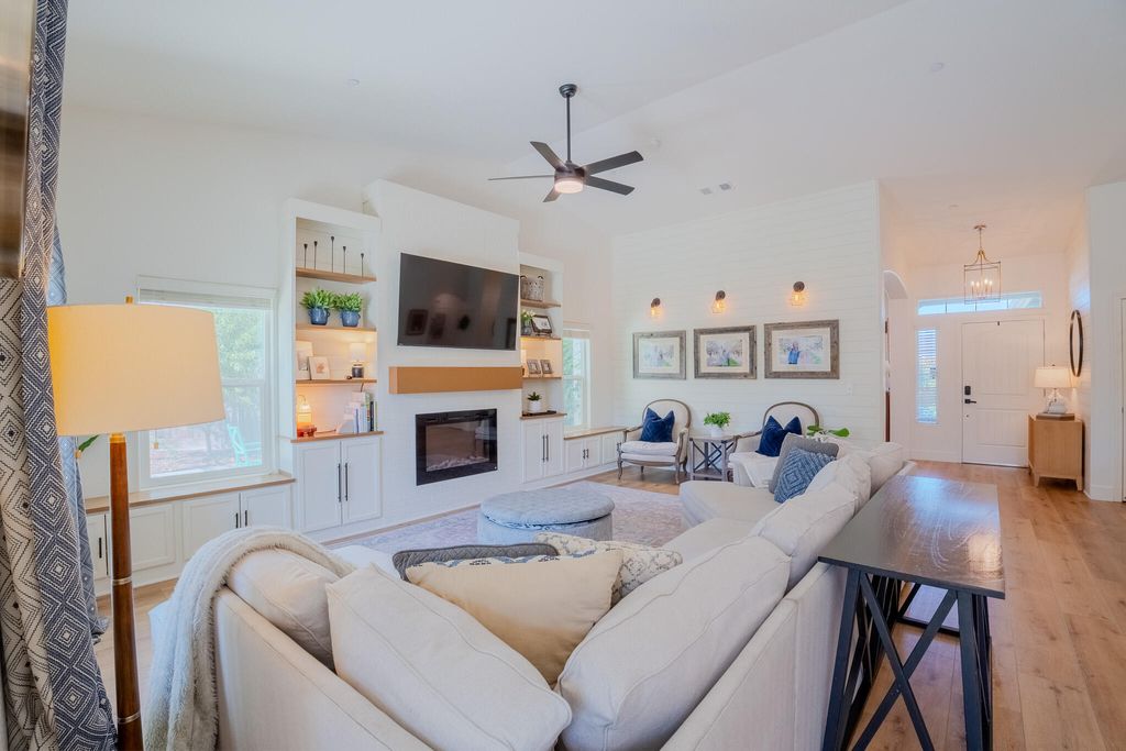 Image 13 of property listing at 433 Villa Cove Court, Tulare, CA 93274