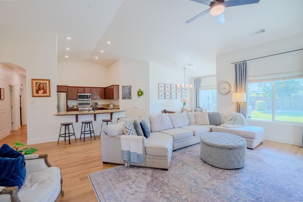 Image 14 of property listing at 433 Villa Cove Court, Tulare, CA 93274
