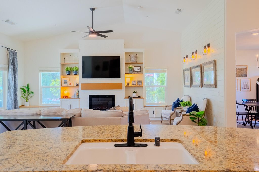 Image 15 of property listing at 433 Villa Cove Court, Tulare, CA 93274