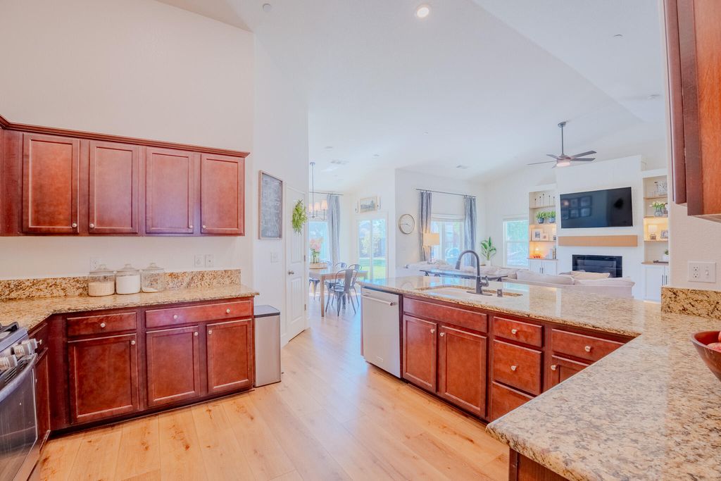 Image 16 of property listing at 433 Villa Cove Court, Tulare, CA 93274