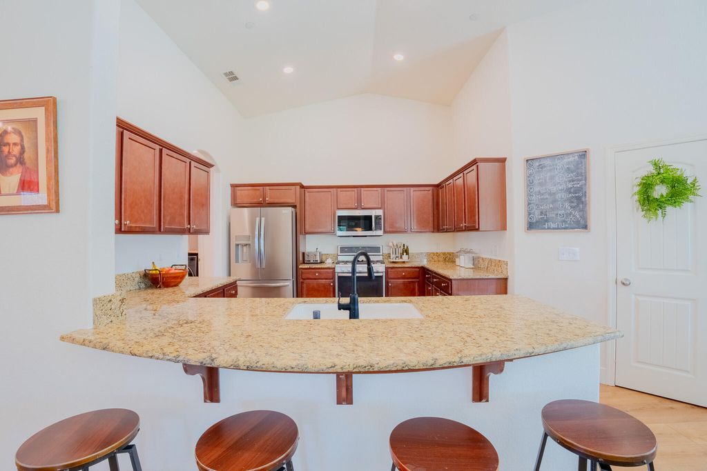 Image 17 of property listing at 433 Villa Cove Court, Tulare, CA 93274