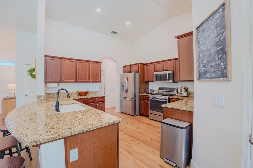 Image 18 of property listing at 433 Villa Cove Court, Tulare, CA 93274