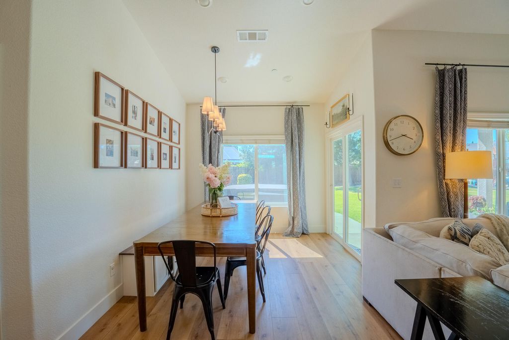 Image 19 of property listing at 433 Villa Cove Court, Tulare, CA 93274