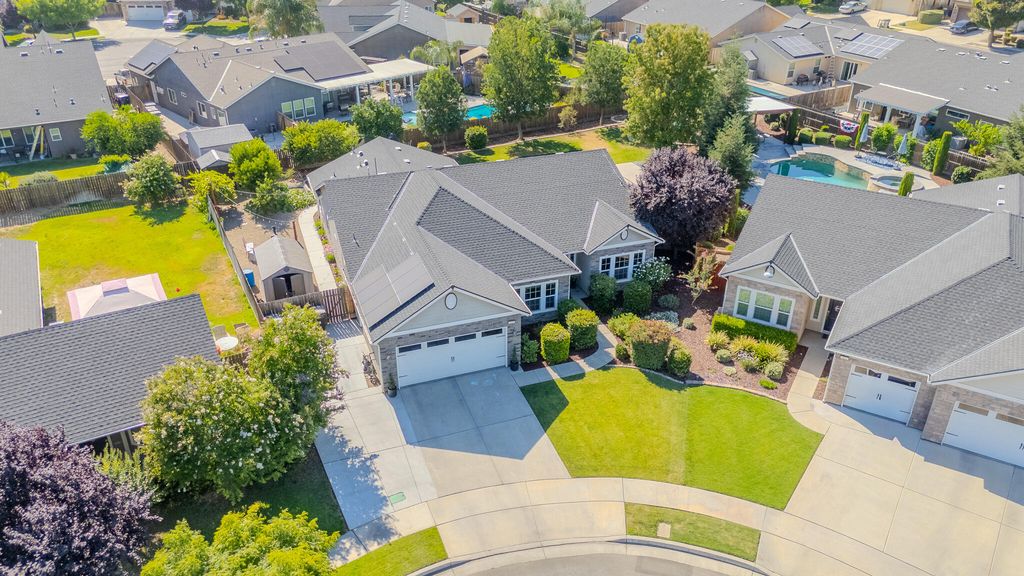 Image 2 of property listing at 433 Villa Cove Court, Tulare, CA 93274