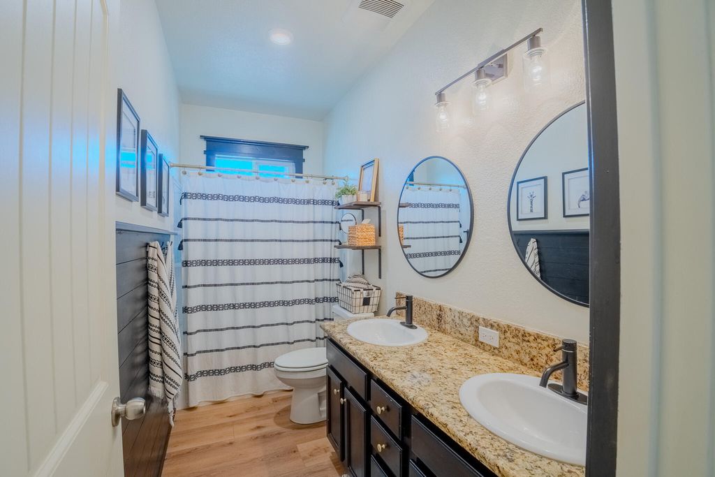 Image 28 of property listing at 433 Villa Cove Court, Tulare, CA 93274