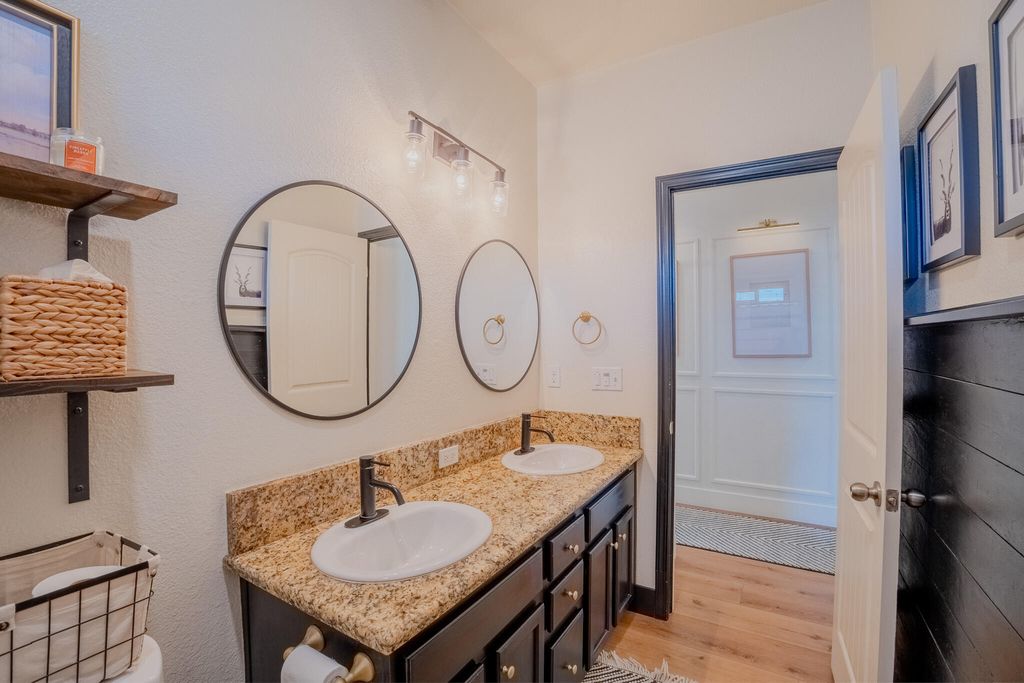 Image 29 of property listing at 433 Villa Cove Court, Tulare, CA 93274