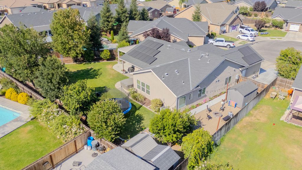 Image 3 of property listing at 433 Villa Cove Court, Tulare, CA 93274