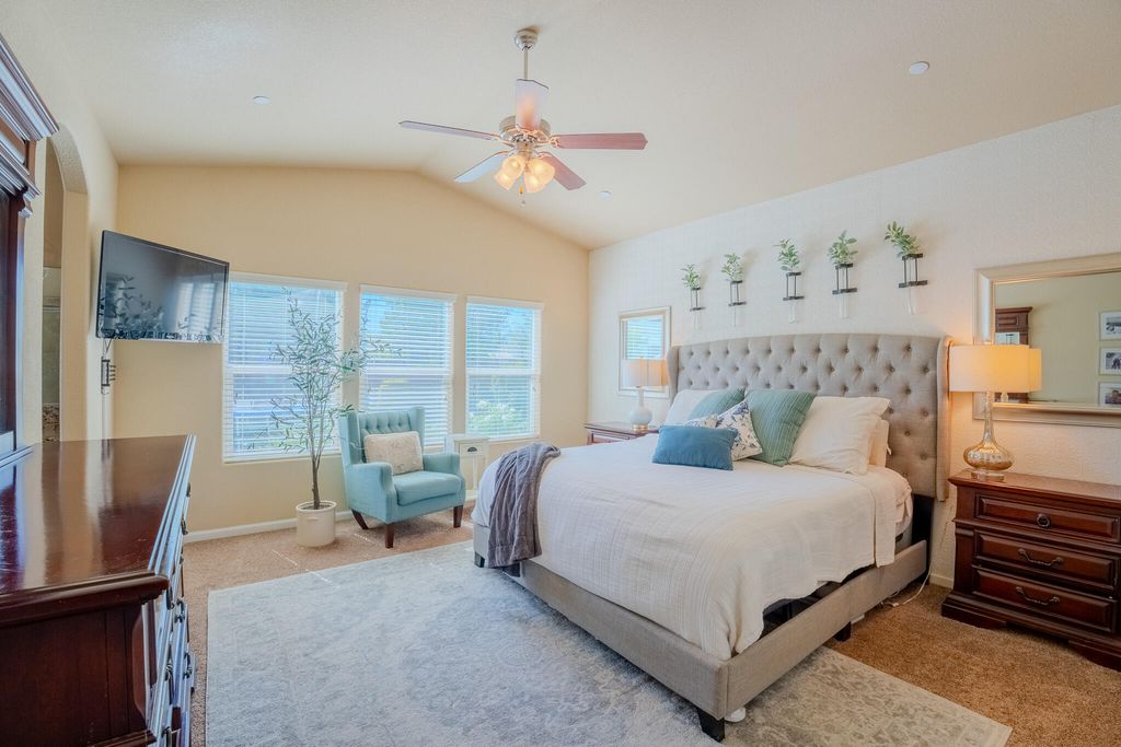 Image 32 of property listing at 433 Villa Cove Court, Tulare, CA 93274