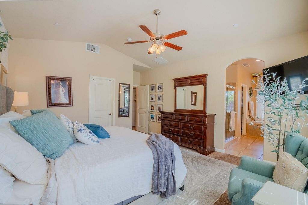 Image 34 of property listing at 433 Villa Cove Court, Tulare, CA 93274