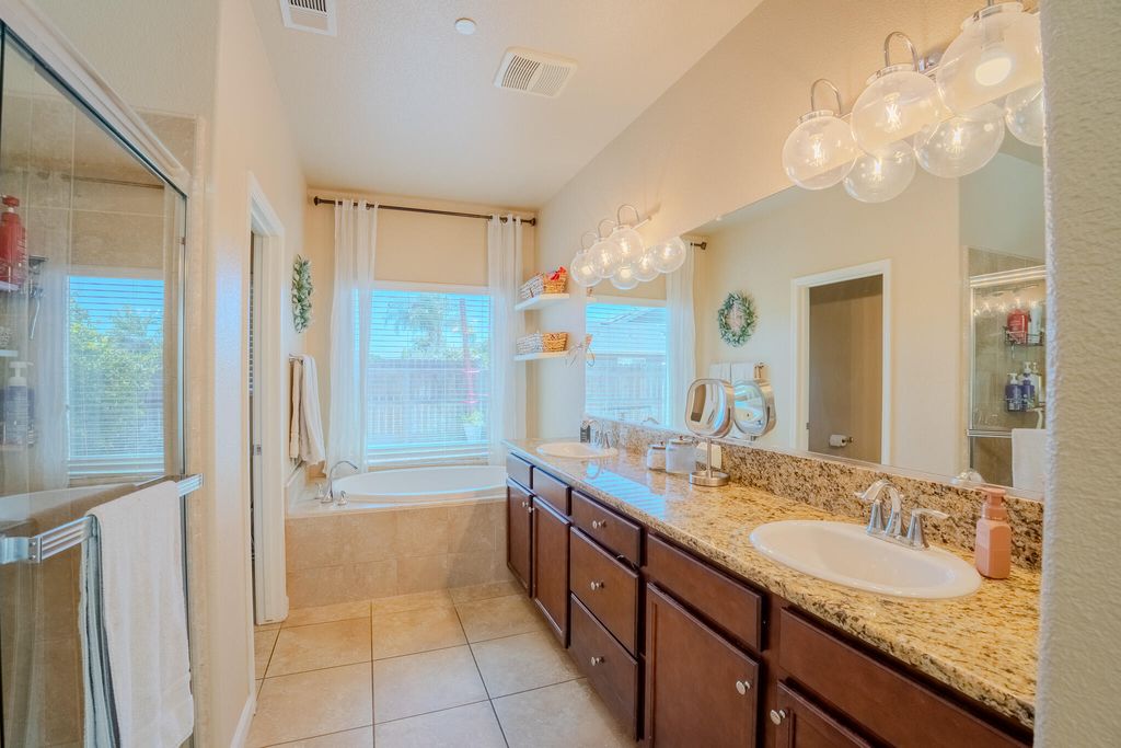 Image 35 of property listing at 433 Villa Cove Court, Tulare, CA 93274