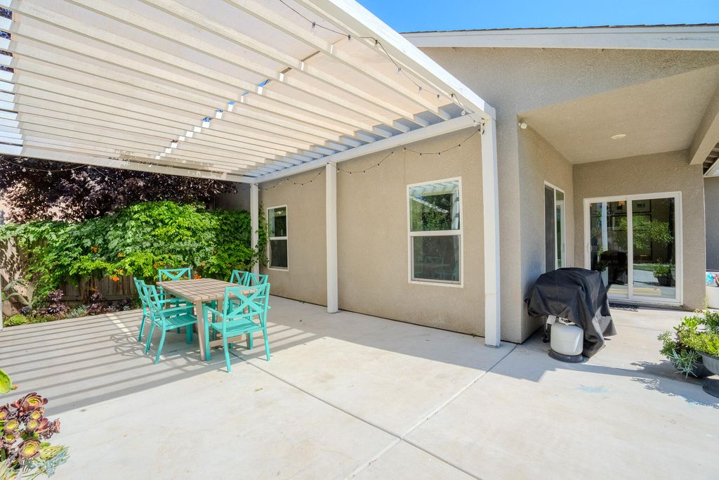 Image 36 of property listing at 433 Villa Cove Court, Tulare, CA 93274