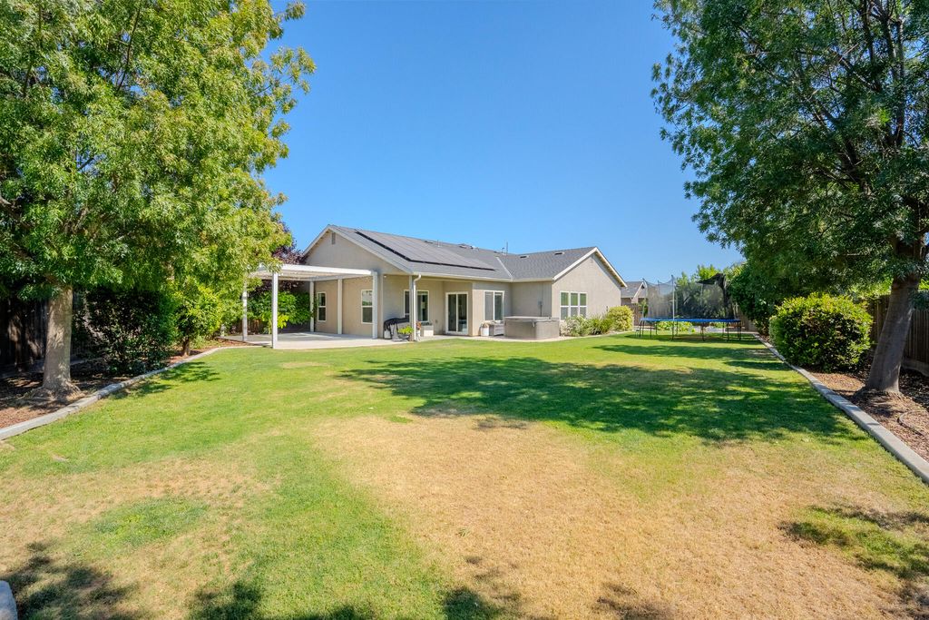 Image 37 of property listing at 433 Villa Cove Court, Tulare, CA 93274