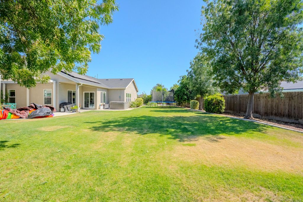 Image 38 of property listing at 433 Villa Cove Court, Tulare, CA 93274