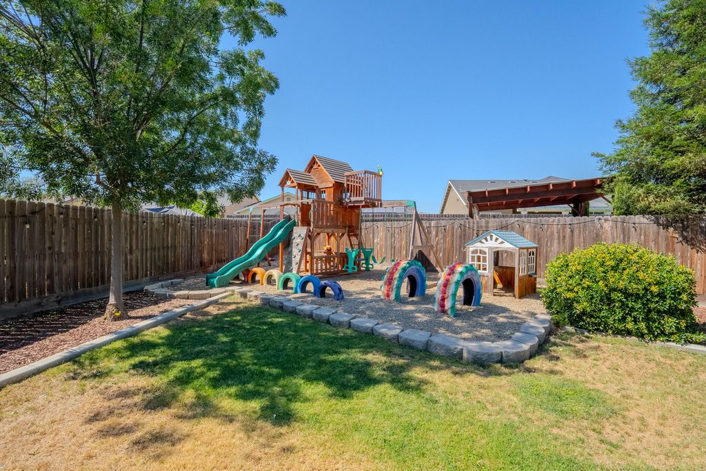 Image 39 of property listing at 433 Villa Cove Court, Tulare, CA 93274
