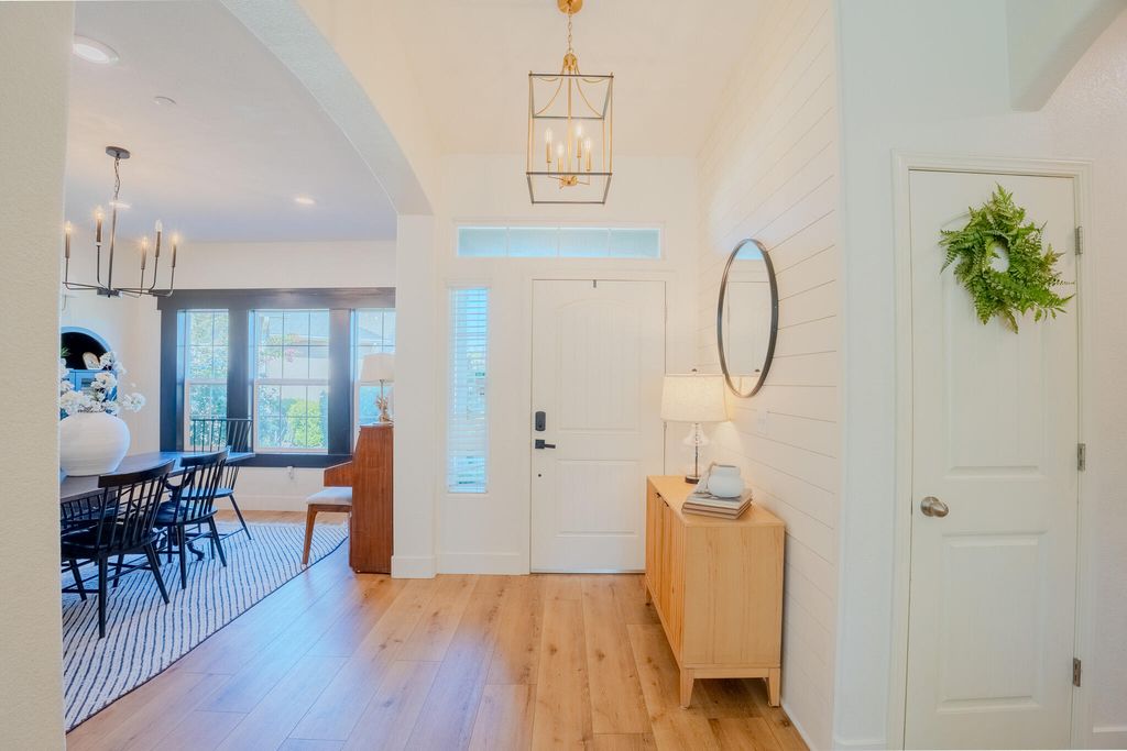 Image 6 of property listing at 433 Villa Cove Court, Tulare, CA 93274