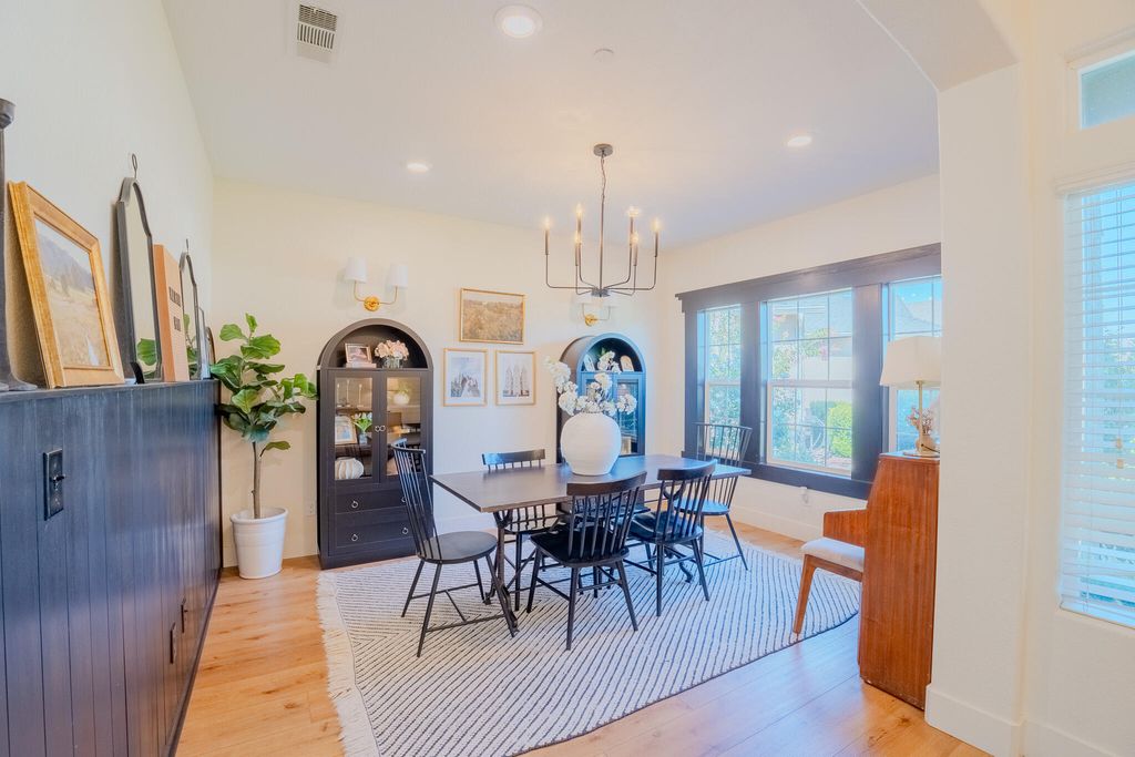 Image 8 of property listing at 433 Villa Cove Court, Tulare, CA 93274