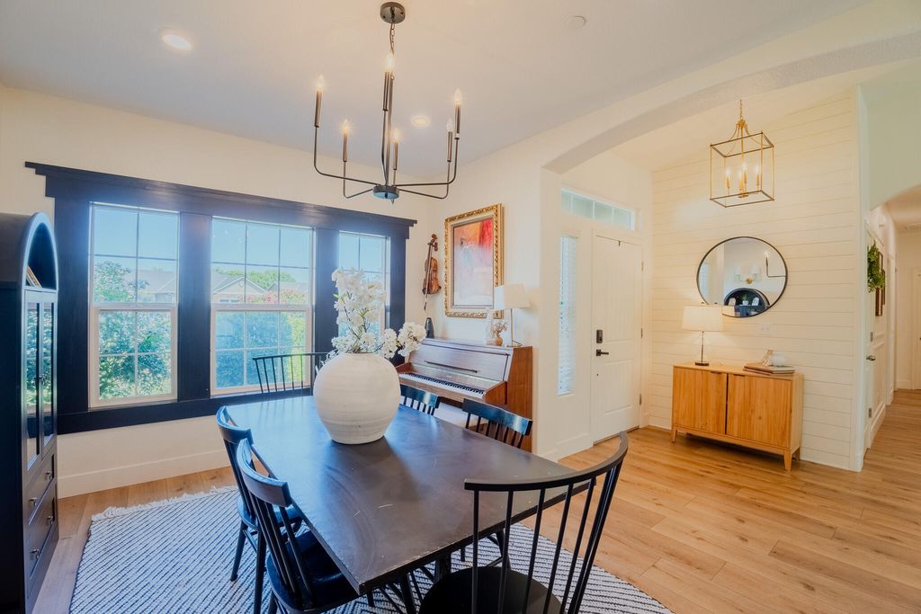 Image 9 of property listing at 433 Villa Cove Court, Tulare, CA 93274