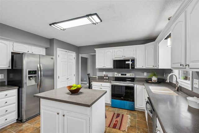 8114 Northview Drive, Urbandale, IA 50322