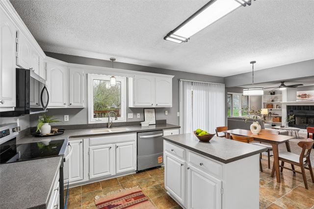 8114 Northview Drive, Urbandale, IA 50322