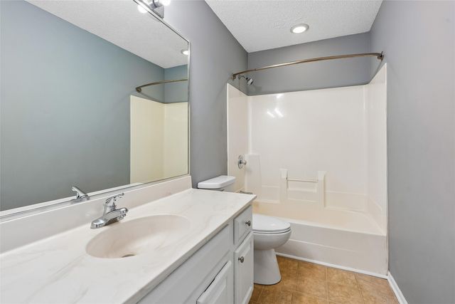 8114 Northview Drive, Urbandale, IA 50322